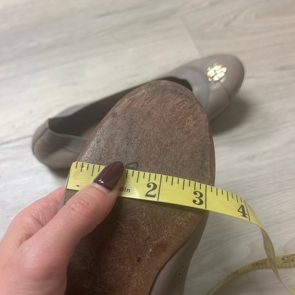 Tory Burch Ballet Flats Jolie Leather Taupe Cap Toe Gold Logo Women Sz 7 Luxury - Picture 14 of 14